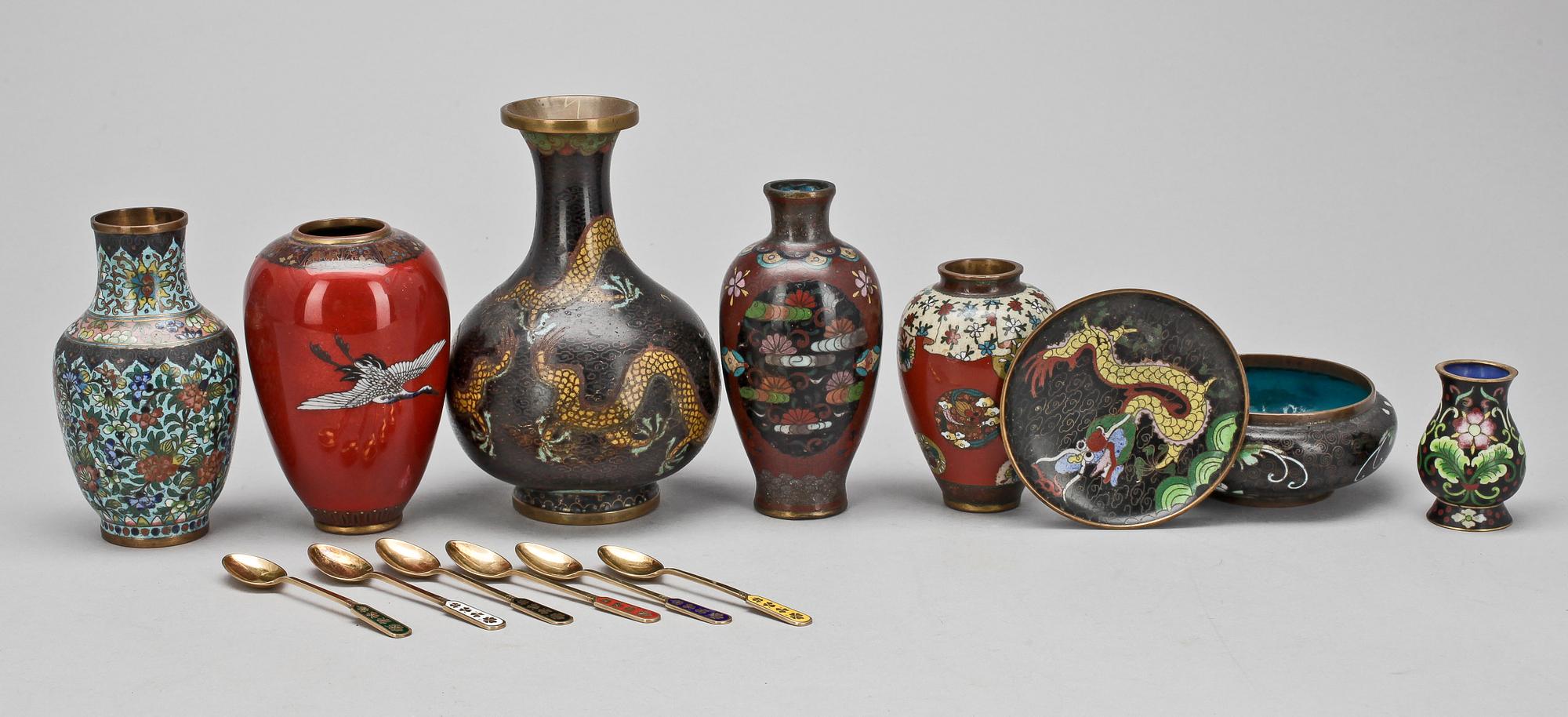 CLOISONNÉ, 6 vaser, rökelsekar, fat, Kina samt 6 moccaskedar, förgyllt silver, Danmark, 1800-1900-tal.