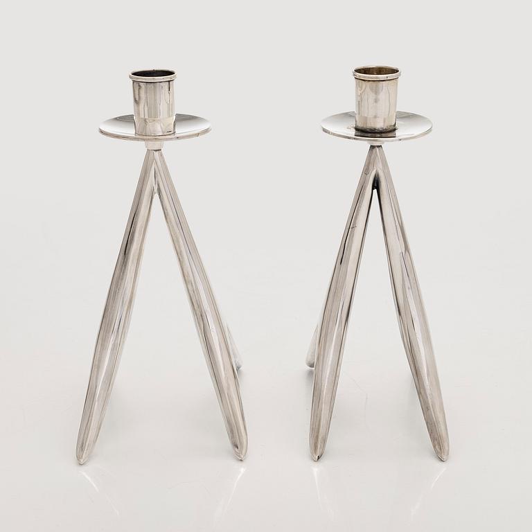 Anna-Greta Eker, kynttilänjalkapari, hopeaa, Auran Kultaseppä Oy, Turku, 1964-1972.