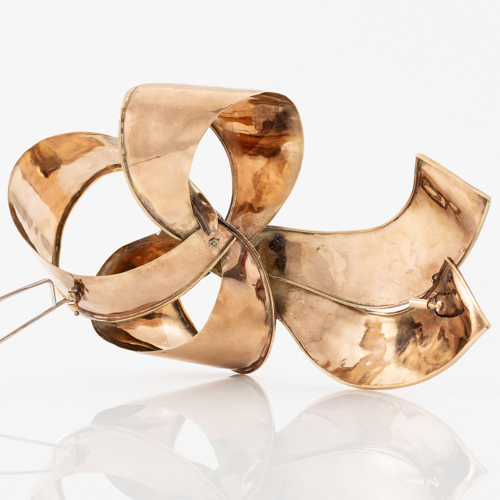 Brooch 9K gold with round brilliant-cut diamonds.