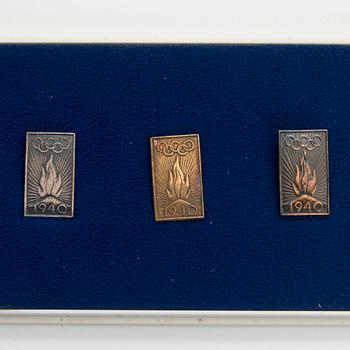 Sidenduk, 1 st,  pins, 4 st, och tygetikett, Helsingfors sommar-OS 1940.