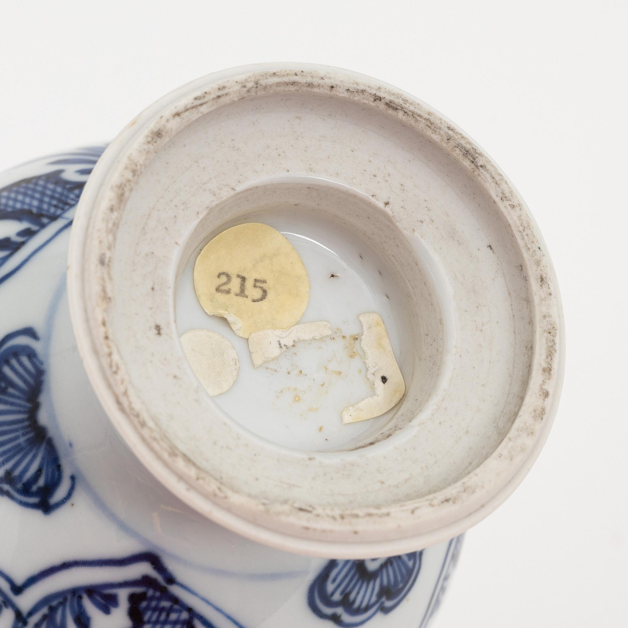 A blue and white Chinese urn with cover, Qing dynasty, Kangxi (1662-1722).
