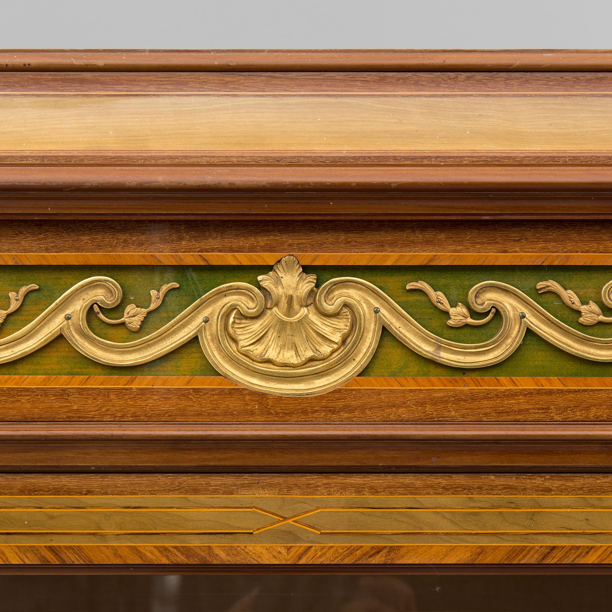 A DISPLAY CABINET, gustavian style, signed with label: "Gustaf L Sahlholm Snickare i Stockholm 25/5 1910".