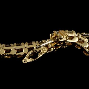 ARMBAND, 14K guld med briljantslipade diamanter, ca 5.75 ct. Vikt 10,9 g.