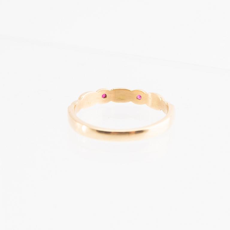 Ring, 18k gold with rubies and glass enamel, Molins Gold & Silver AB, Kalmar, 2025.