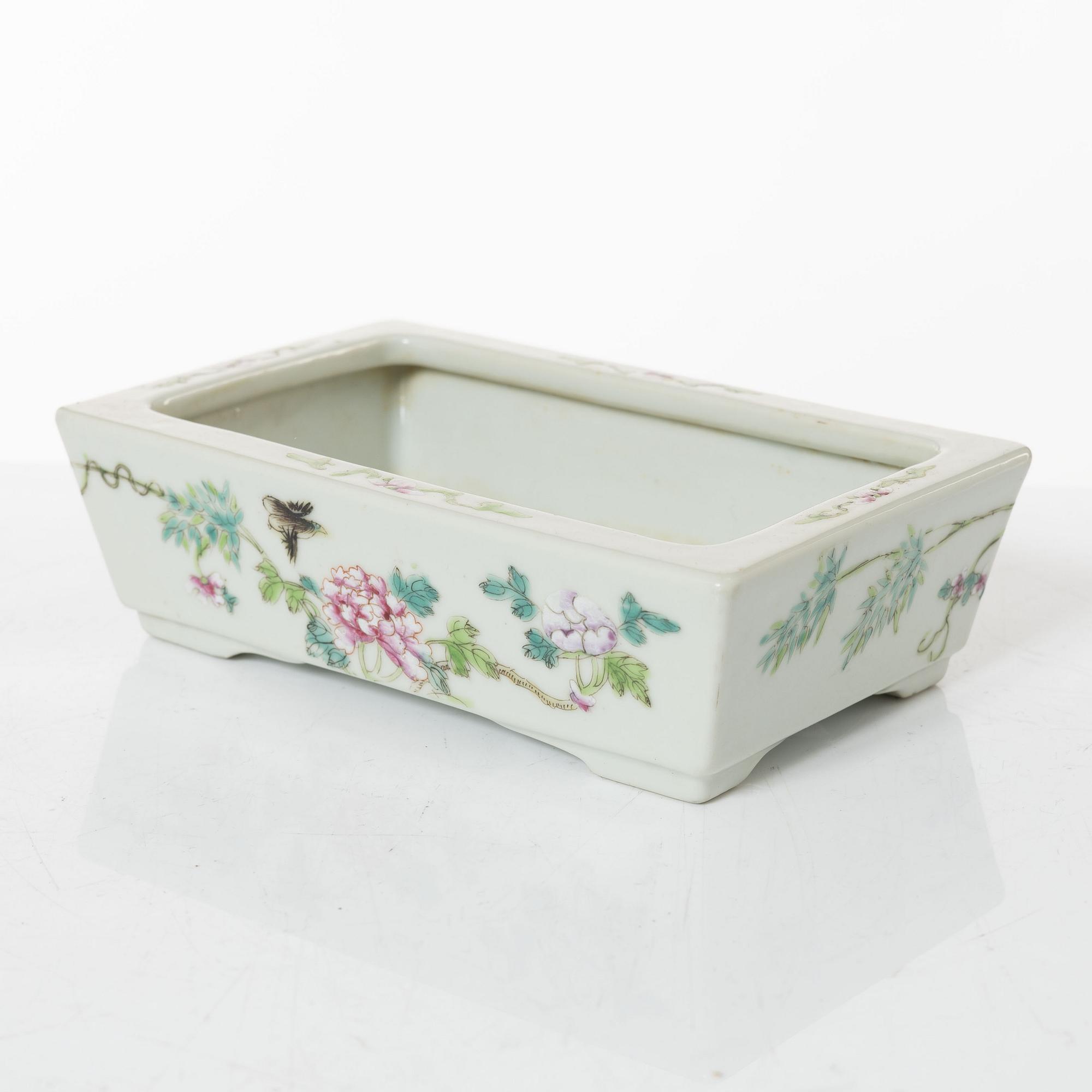 A Chinese famille rose porcelain flower pot and two cups, 20th century.