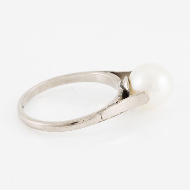 Ring 14K gold with a cultured pearl.