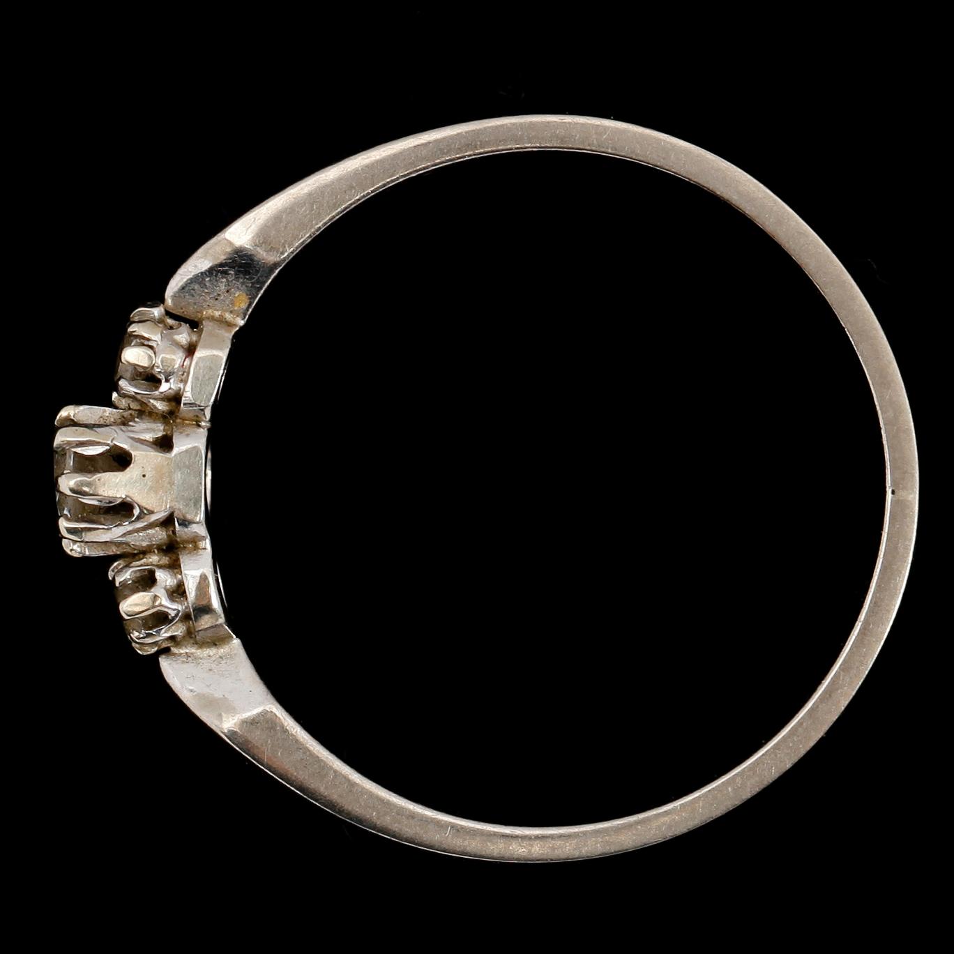 RING, 18 k, med 3 briljanter, svenska stämplar.