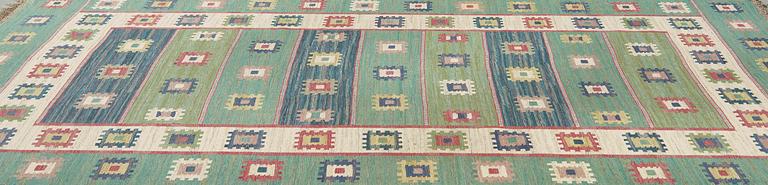MÄRTA MÅÅS-FJETTERSTRÖM, a carpet, flat weave, 348,5 x 256 cm, "Grön äng", signed AB MMF.
