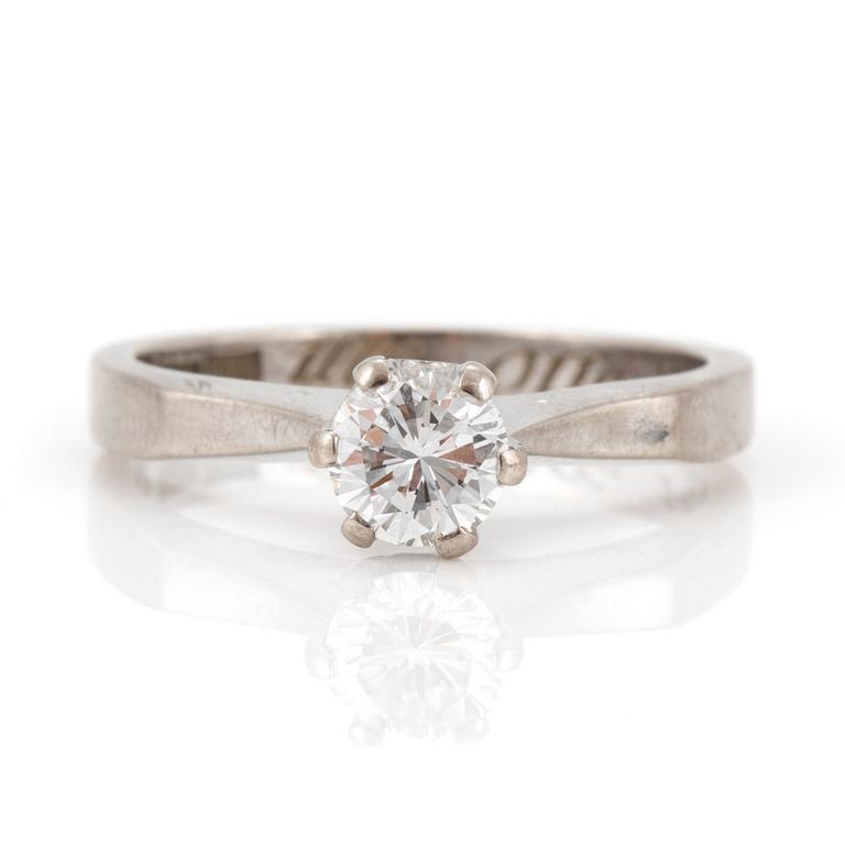 A ring set with a round, brilliant-cut diamond.