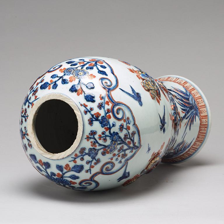 VAS, porslin. Qingdynastin, Kangxi (1662-1722).