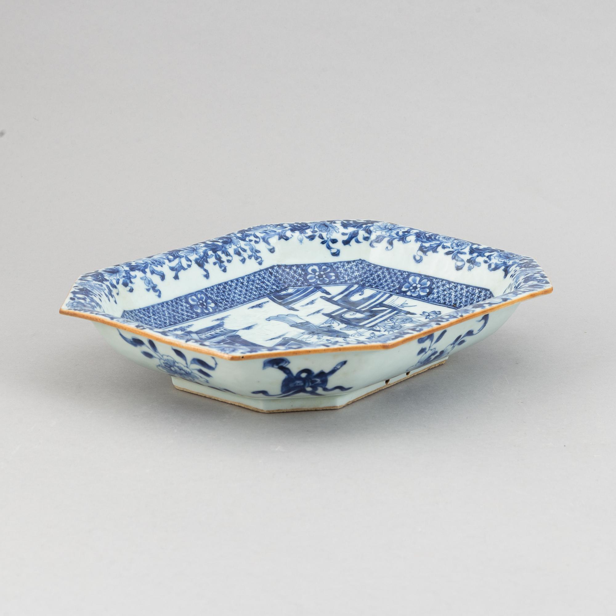 A blue and white tureen stand,Qing dynasty, Qianlong (1736-95).