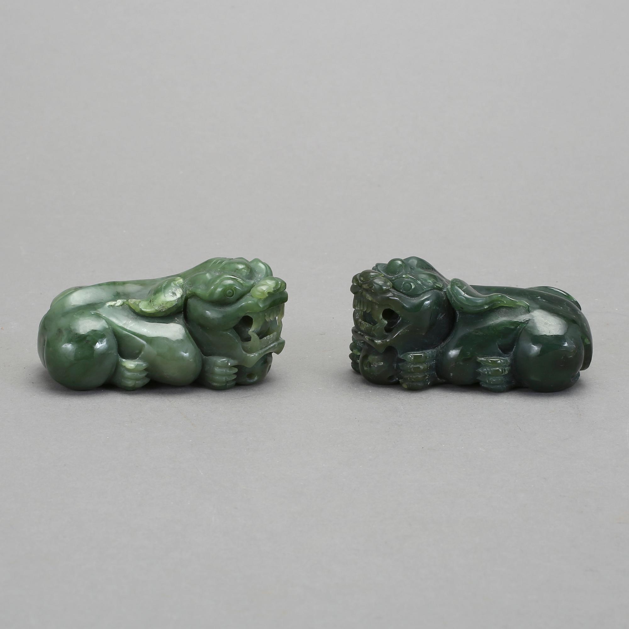 FIGURINER, ett par, troligen nefrit, Kina.