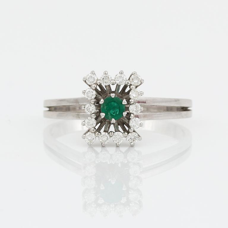 RING, vitguld 18K, diamanter, smaragd. 1900-talets andra hälft. Vikt ca 4 gram.