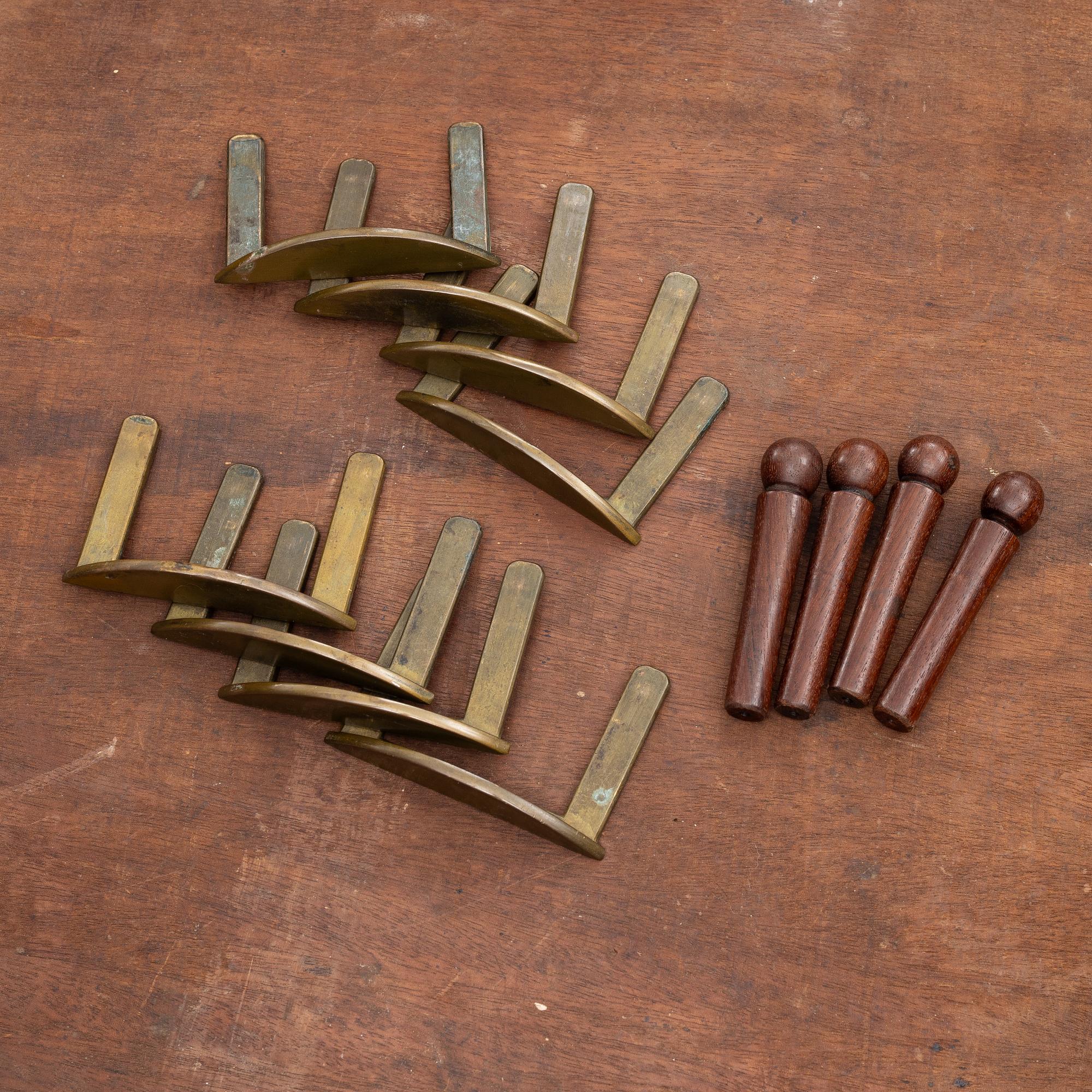 A dining table, England, 19th century.