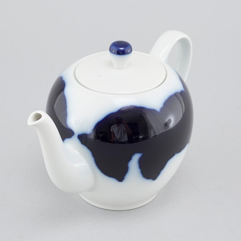 24 pieces of porcelan table ware, partly designed by Lin Utzon, Royal Copenhagen, 1980s.