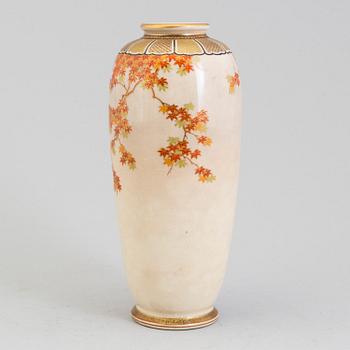 A Japanese satsuma vase, Meiji period (1868-1912).