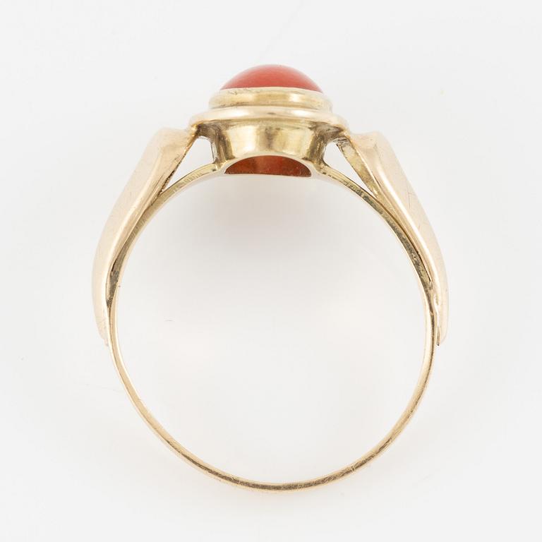 Ring of low carat gold with coral.