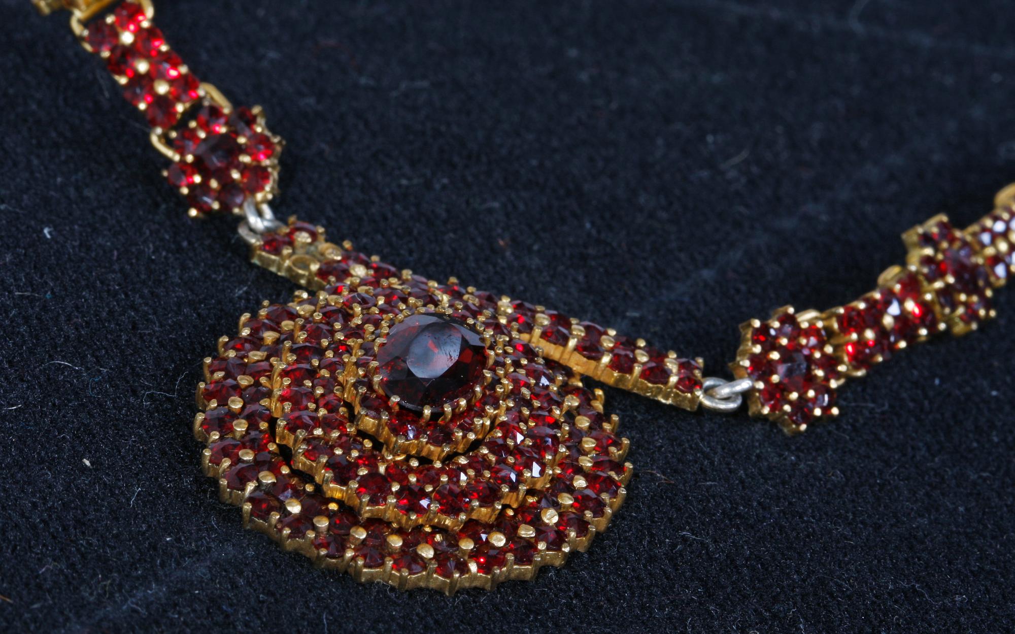 GARNITYR, 3 delar. Bl a silver.