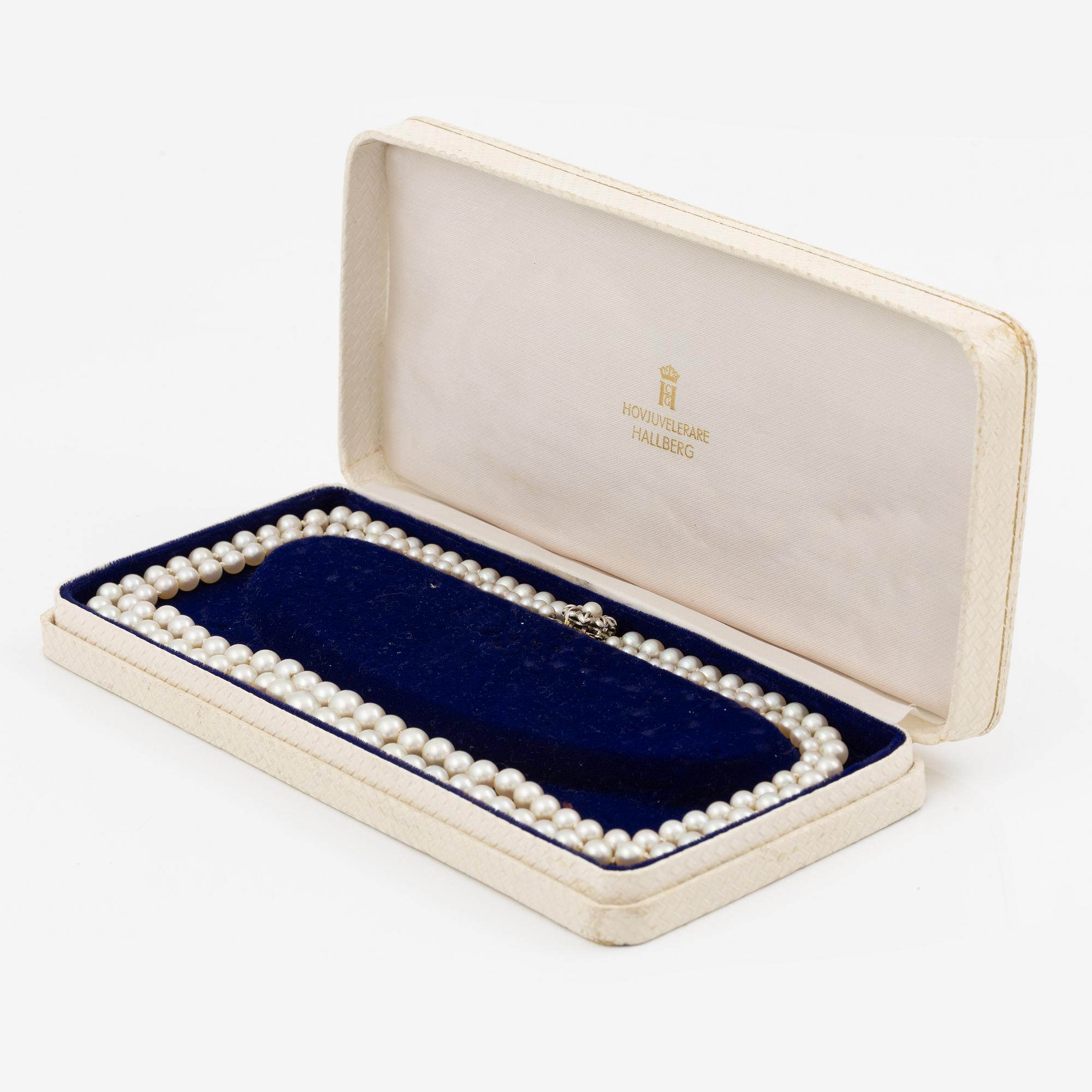 Necklace two rows of cultured pearls clasp 18K gold with a cultured pearl.