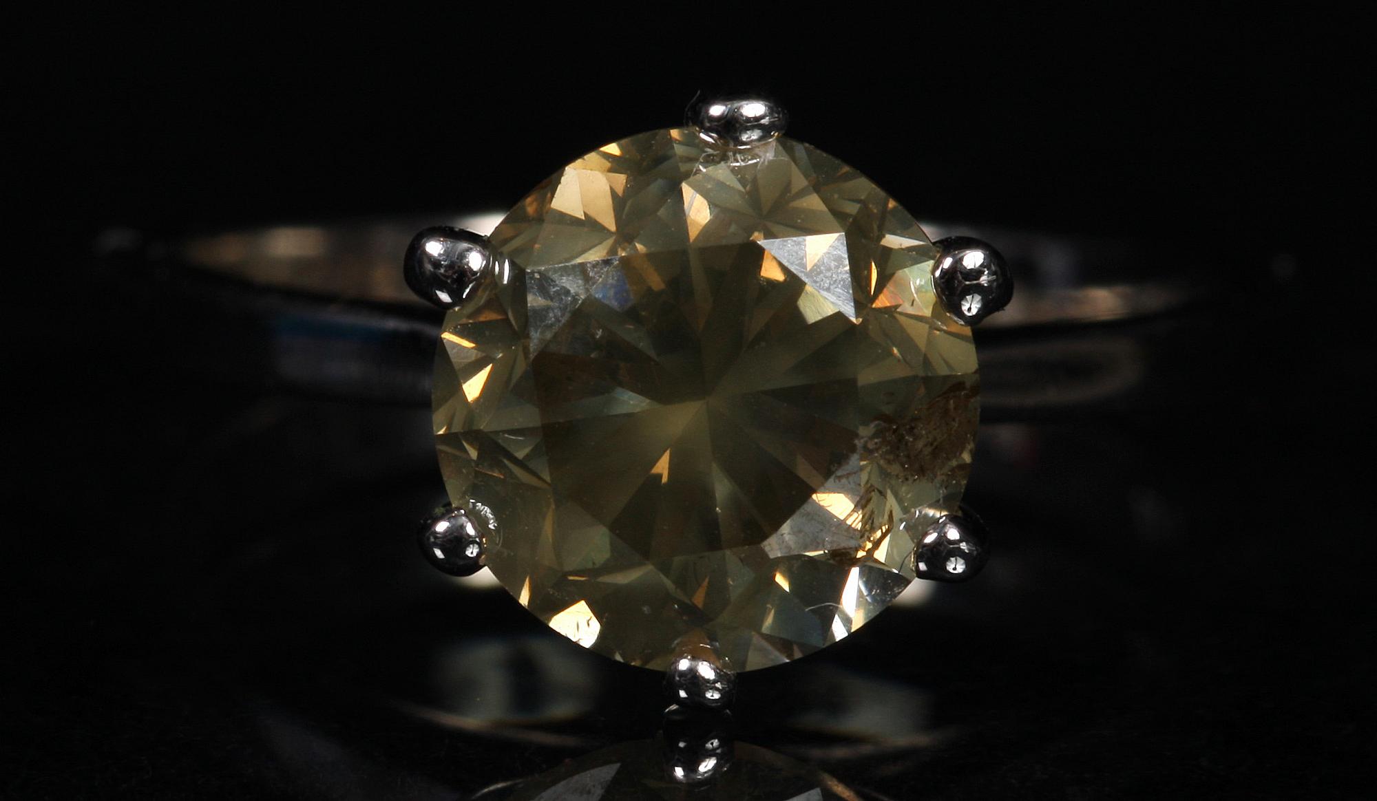 RING, vitguld, 14 k, diamant ca 2,7 ct.