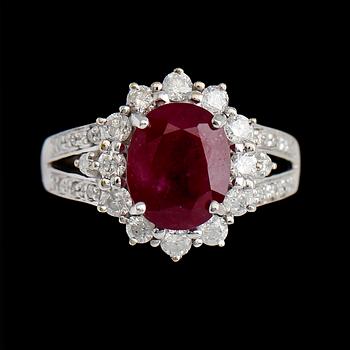 RING, 10K vitguld, rubin ca 3.15 ct, diamanter tot ca 0.70 ct.