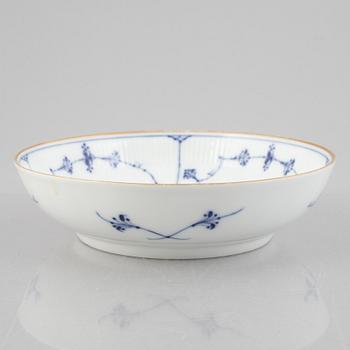 Skålfat, porslin, Royal Copenhagen, "Musselmalet", 1800-tal.