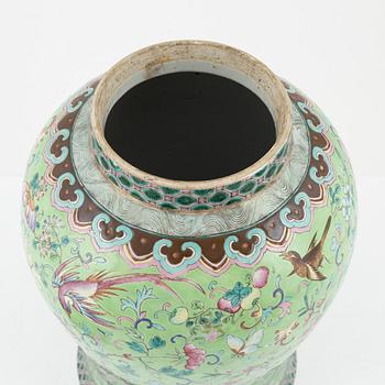 A large famille rose jar with cover, Qing dynasty, 19th Century.