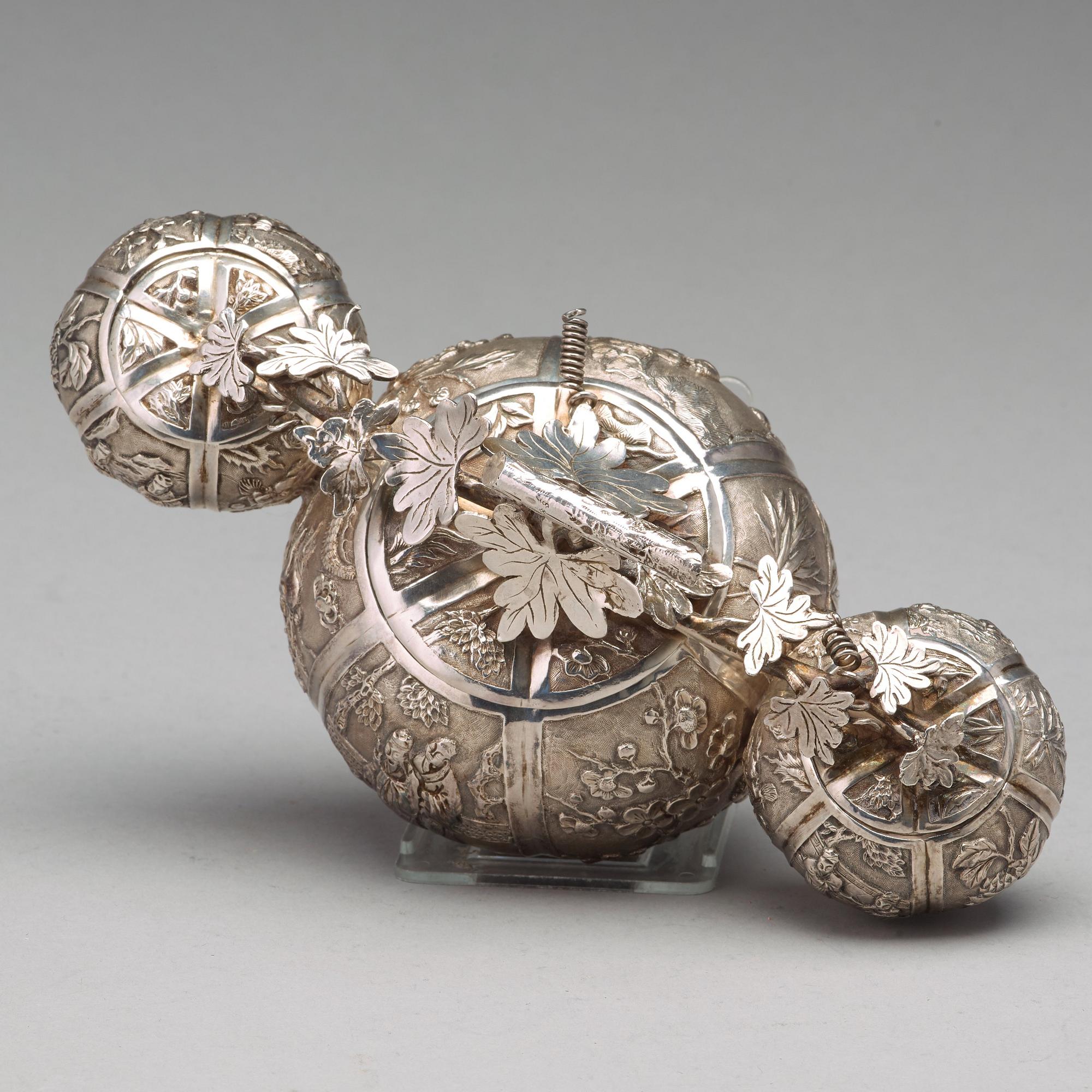 SKÅLAR MED LOCK, låghaltigt silver, Kina, 1900-talets första hälft.