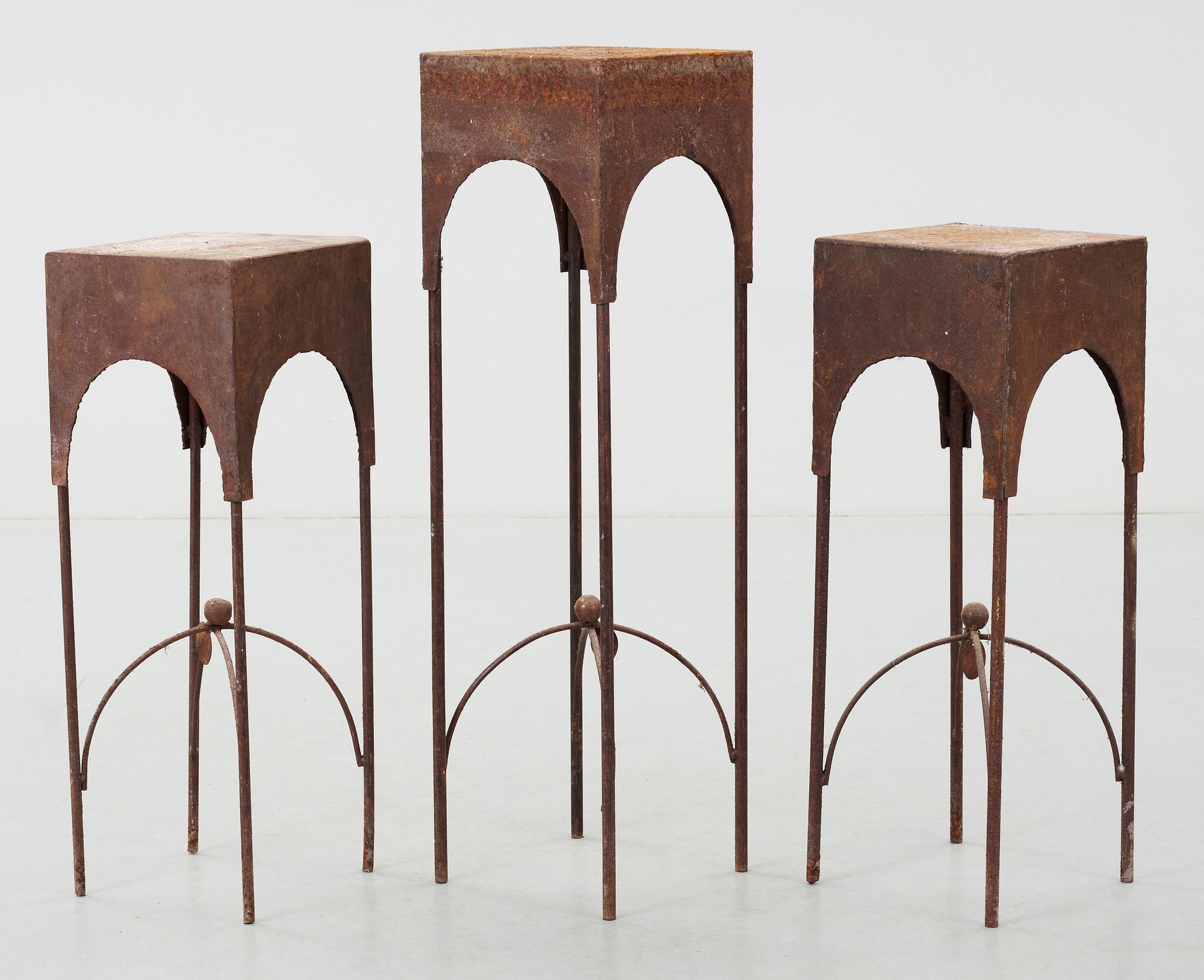 PIEDESTALER, 3 st, gjutjärn, Woestijnroos design Belgien, 1900-talets slut.