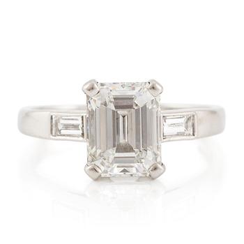 571. A platinum ring with an emerald-cut diamond 2.31 ct.