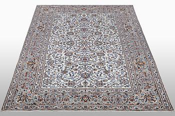 A carpet, Kashan, ca 310 x 206 cm.