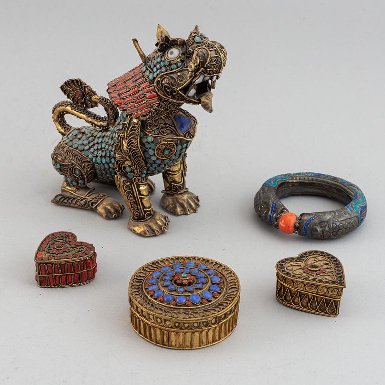 Rökelsekar, armband samt tre askar. Tibet, 1900-tal.