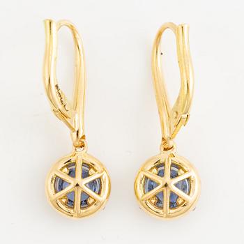 Örhängen 18K guld med safirer och briljantslipade diamanter.