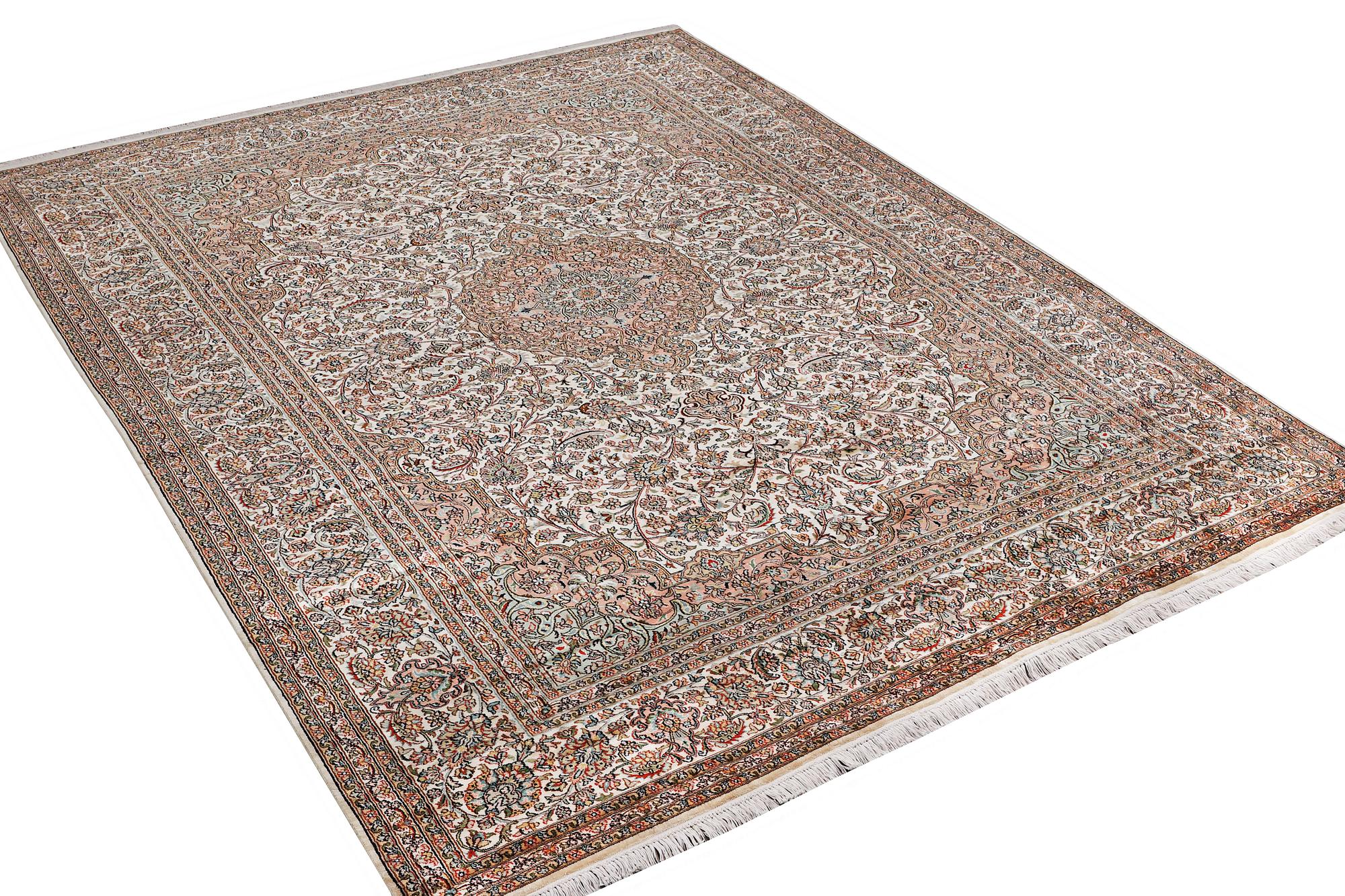 Matta, silke Kashmir, ca 303 x 216 cm.