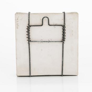 Rut Bryk, kivitavaraa, a tergo signeeraus BRYK.