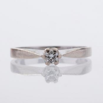 RING, 18K vitguld med briljantslipad diamant ca 0.10 ct. Gustaf Dahlgren, Malmö, 1973.