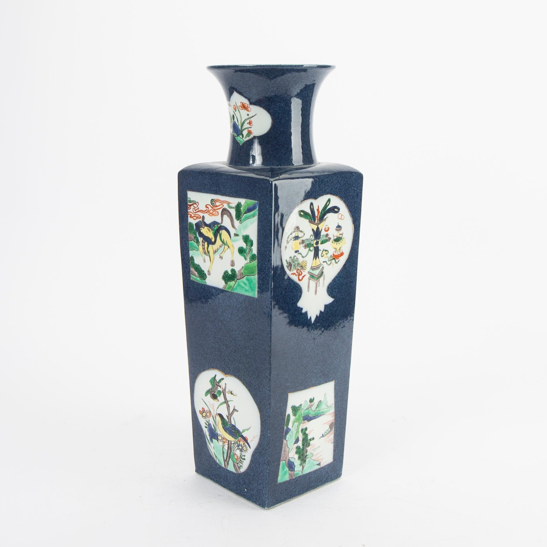 Vas, porslin. Qingdynastin, Kangxistil, omkring 1900.