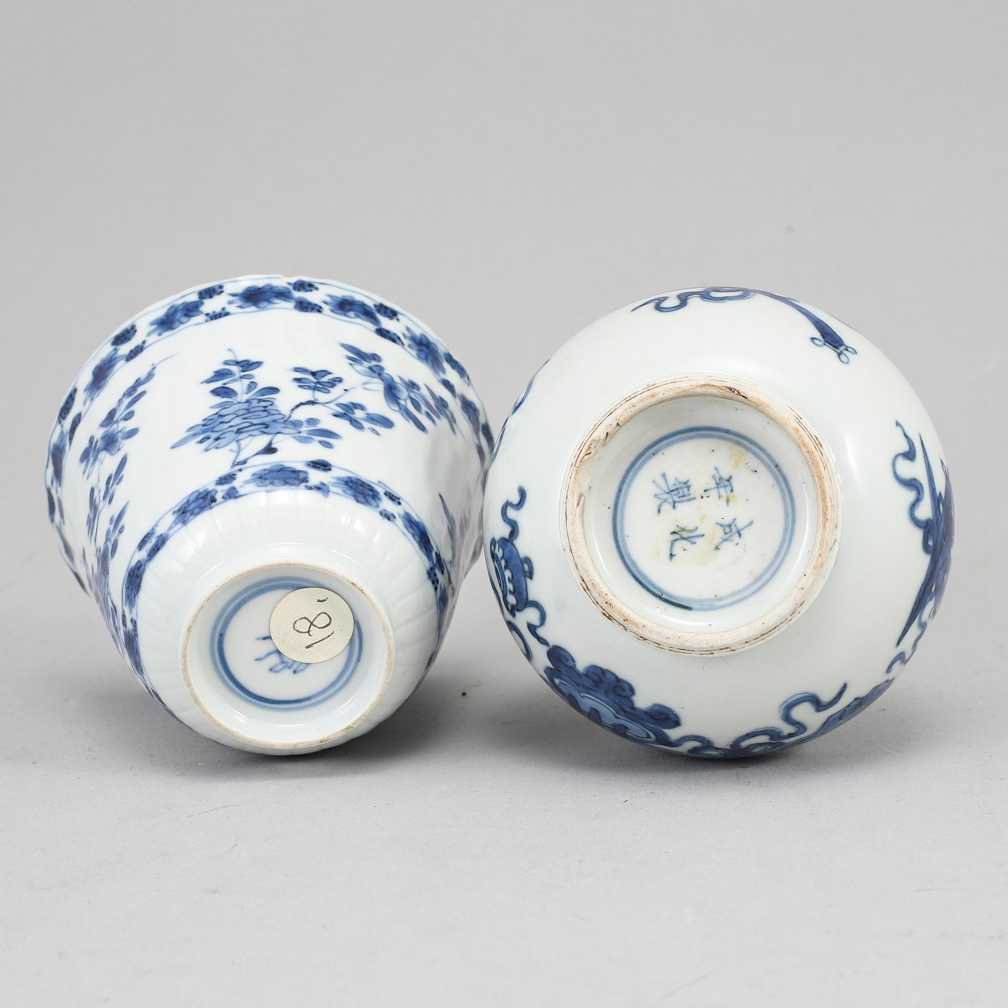 A blue and white vase and cup, Qing dynasty, Kangxi (1662-1722).