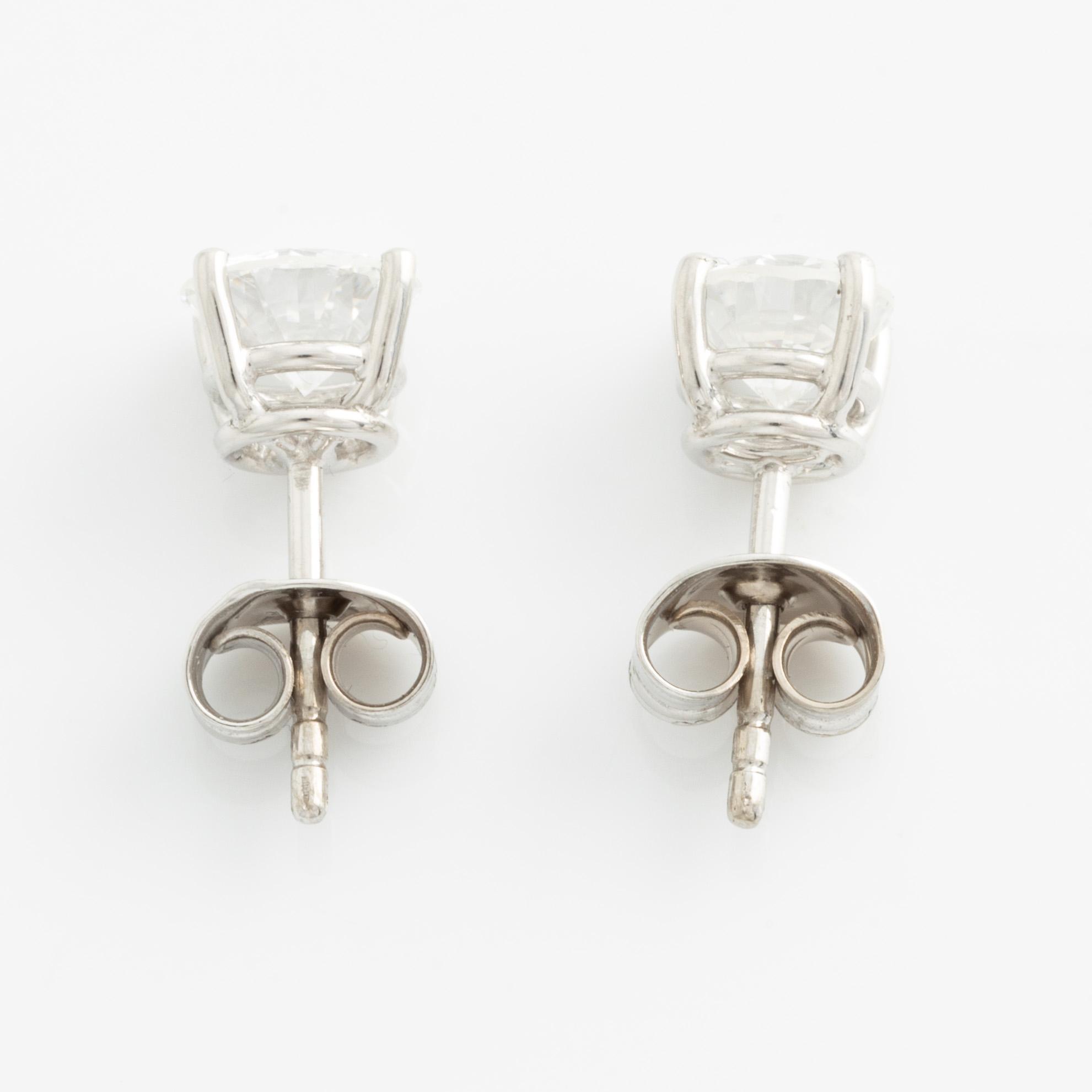 Örhängen, ett par, med briljantslipade diamanter.