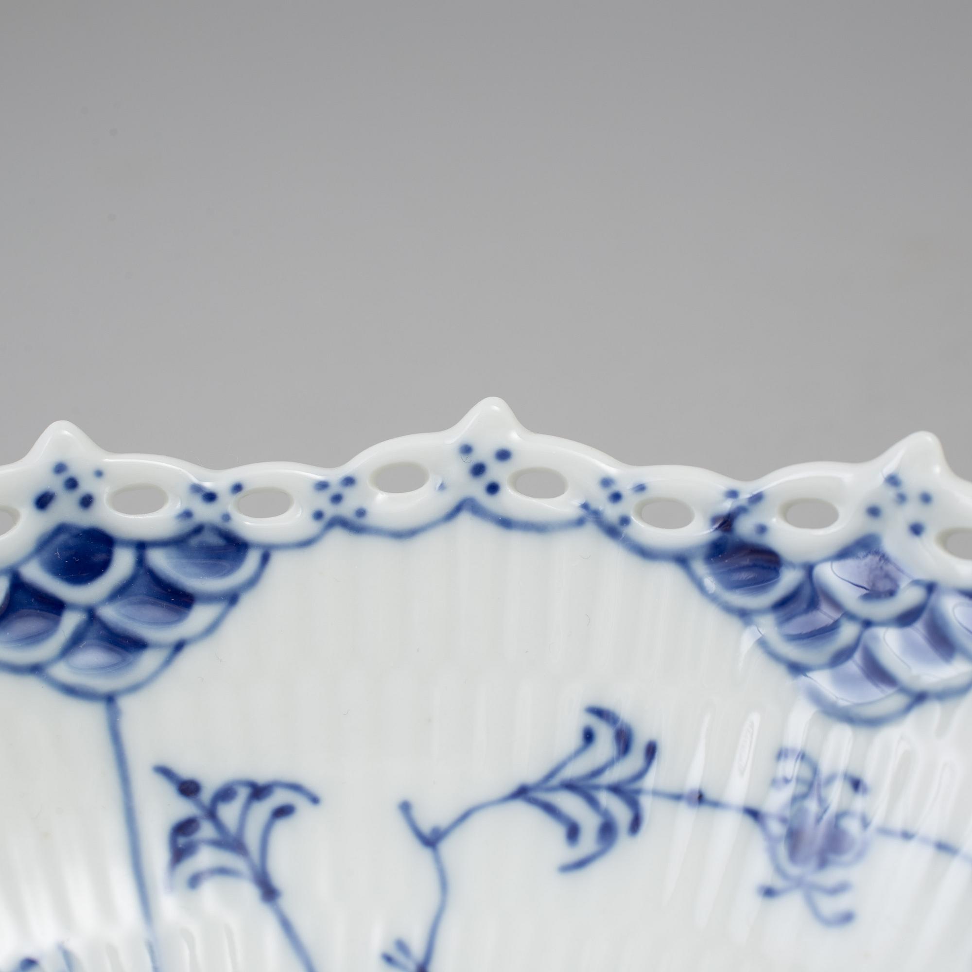 SERVIS, 44 delar, porslin, "Musselmalet", Royal Copenhagen, Danmark.