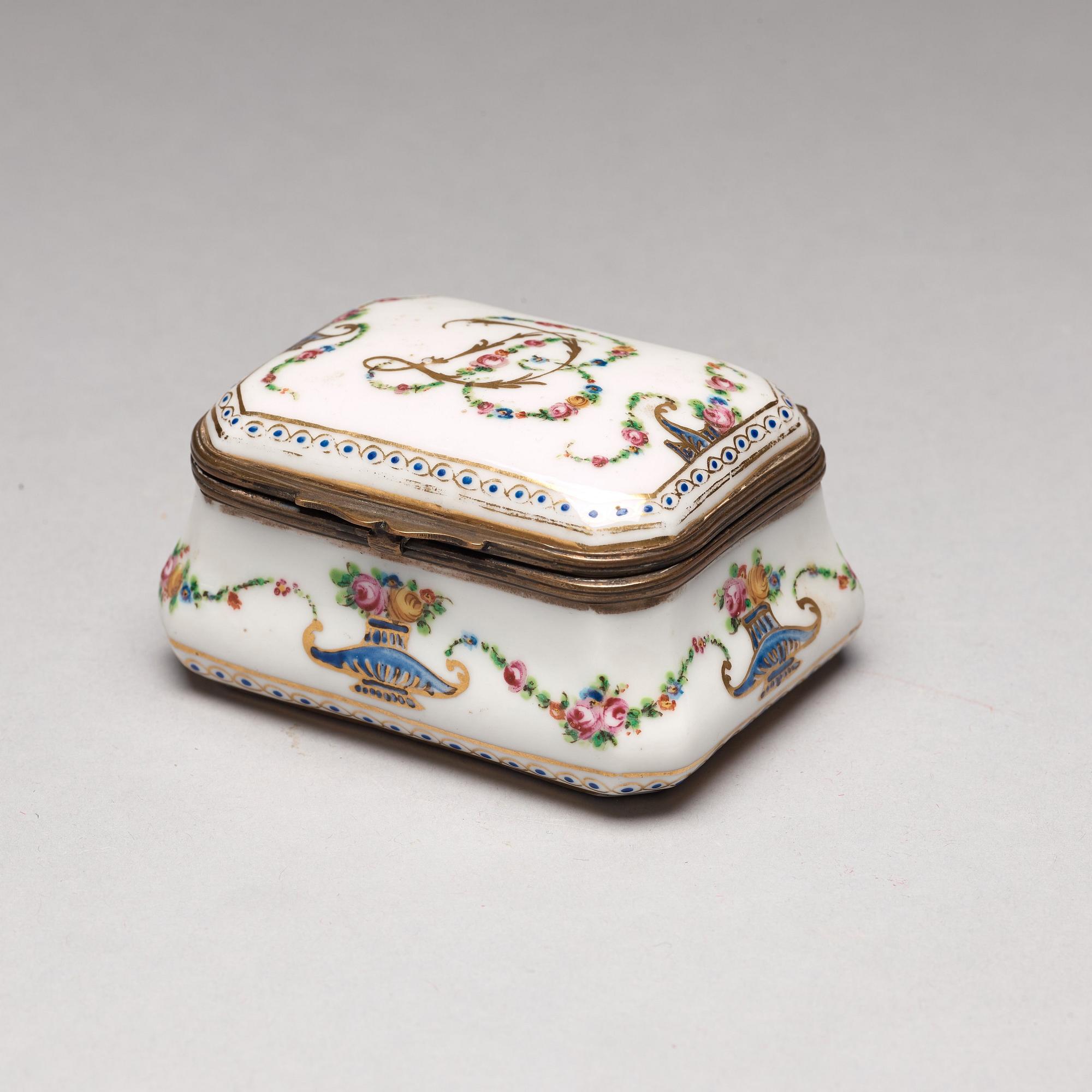 DOSOR, sex stycken, porslin och emalj. 18/1900-tal.