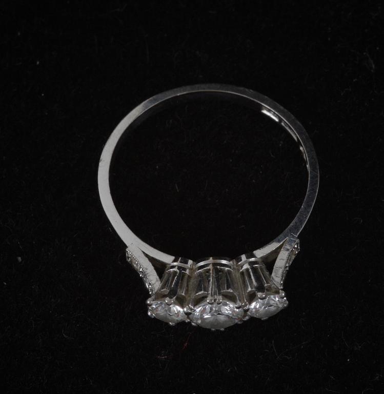 RING, vitguld 18 K, med trillingbriljanter 0,87 ct, enligt gravyr.