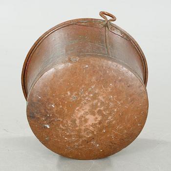 A copper wash tub, 19th century.