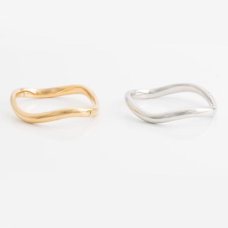 Two bangle bracelets in 18K gold and white gold.