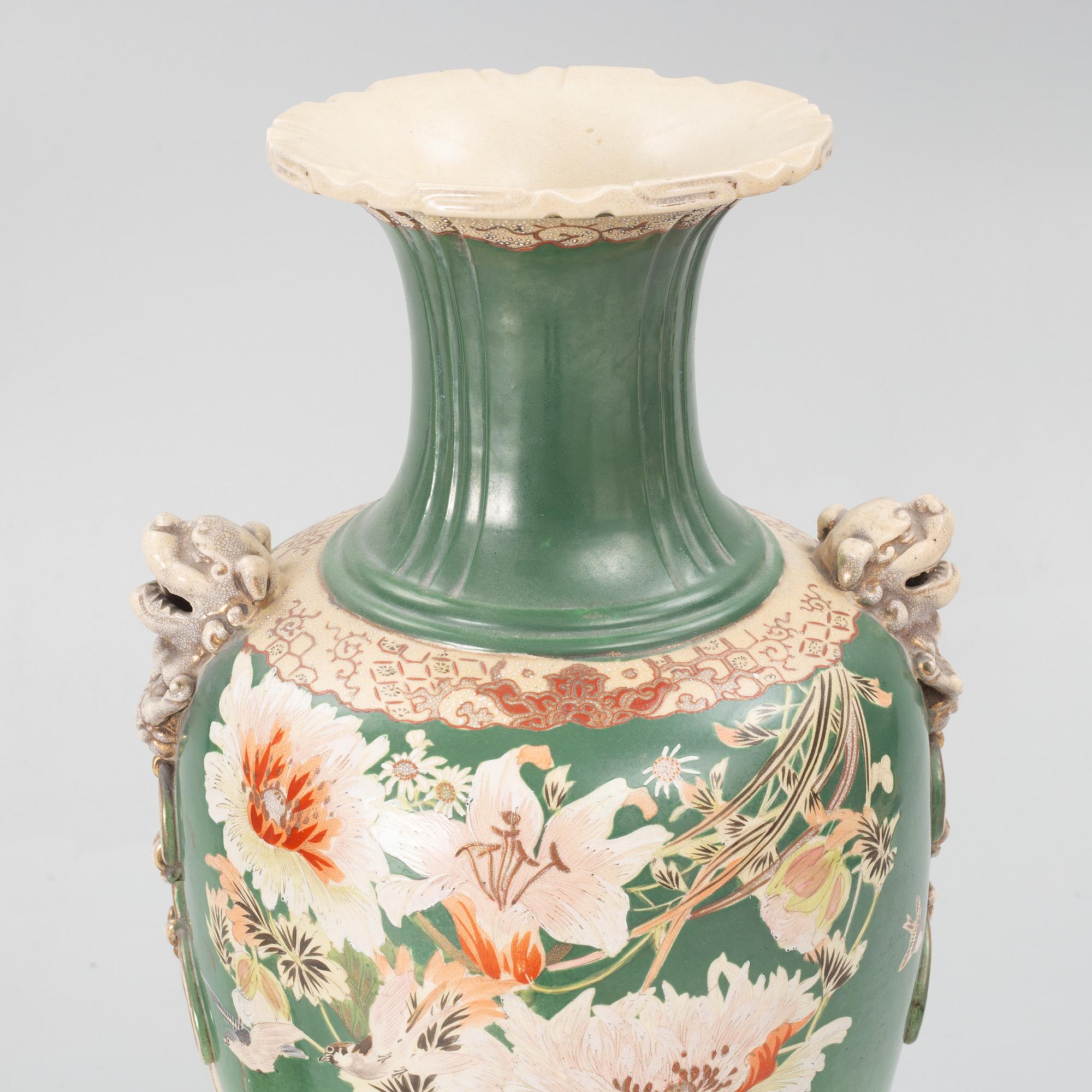 A pair of Japanese porcelain urns, first half of the 20th century, with pedestals.