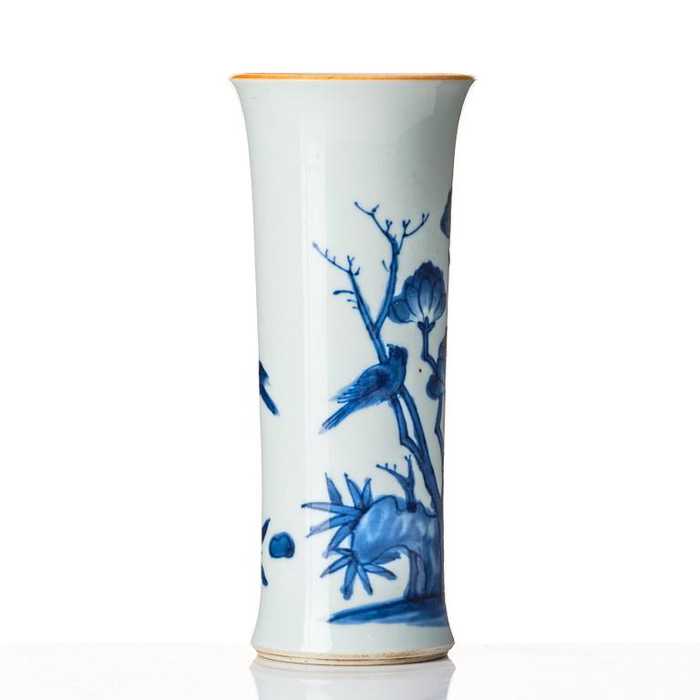 A blue and white Transitional vase, 17th Century.