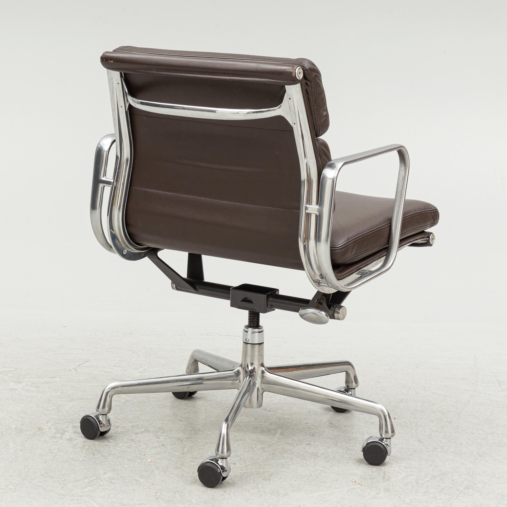 Charles & Ray Eames, skrivbordsstol, "Soft Pad Chair EA 217", Vitra.