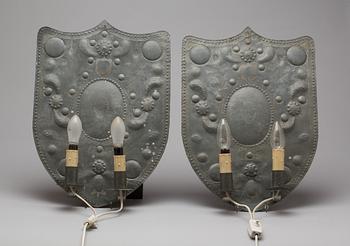 VÄGGPLÅTAR, ett par, tenn, barock. Bär årtal 1750.
