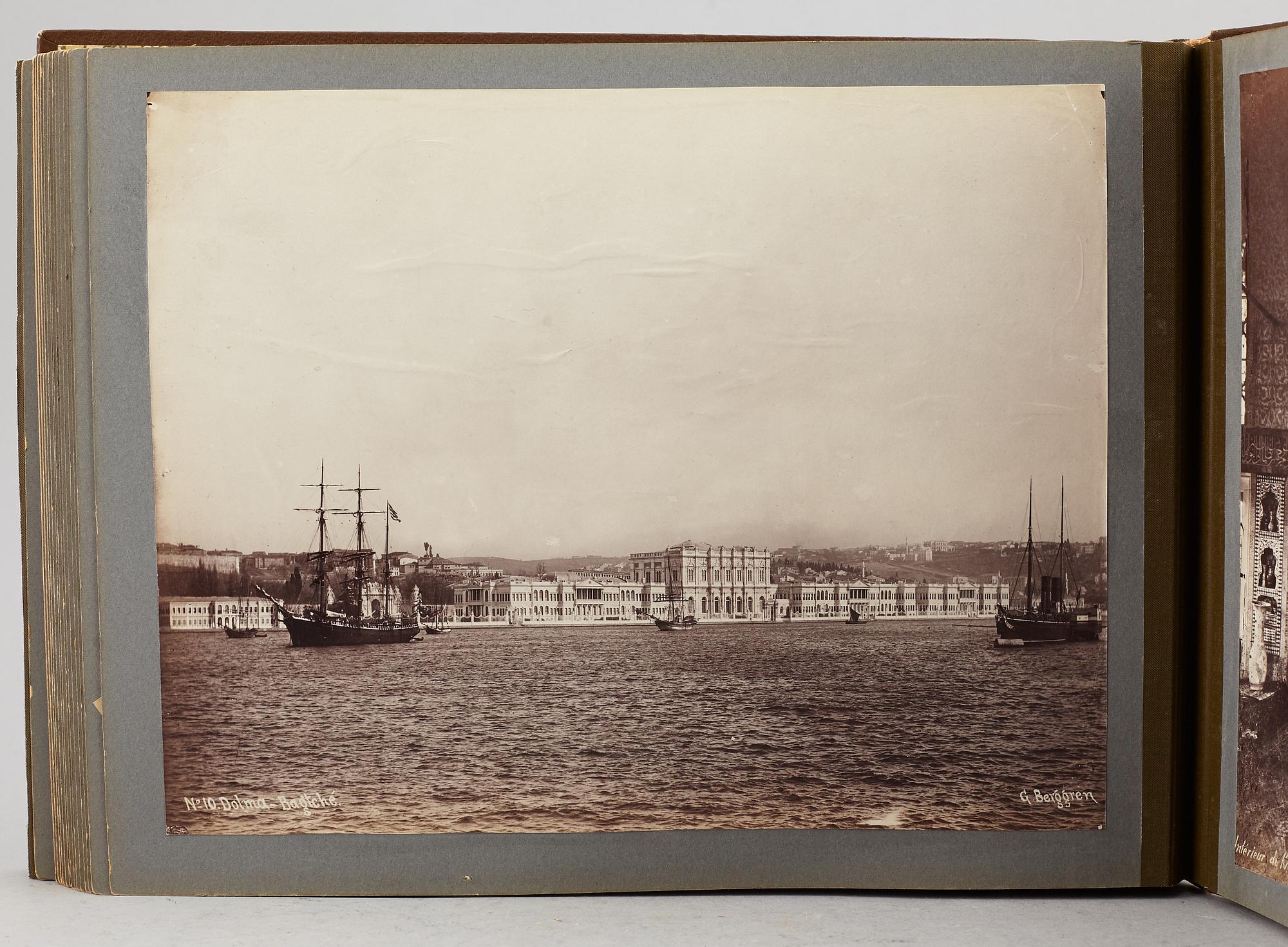 FOTOALBUM,   MEDELHAVSKRYSSNING 1905-06 MED KORVETTEN FREJA.