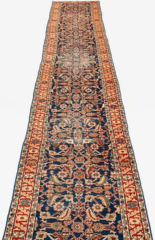 A runner, antique, Ziegler Mahal, ca 617 x 86 cm.